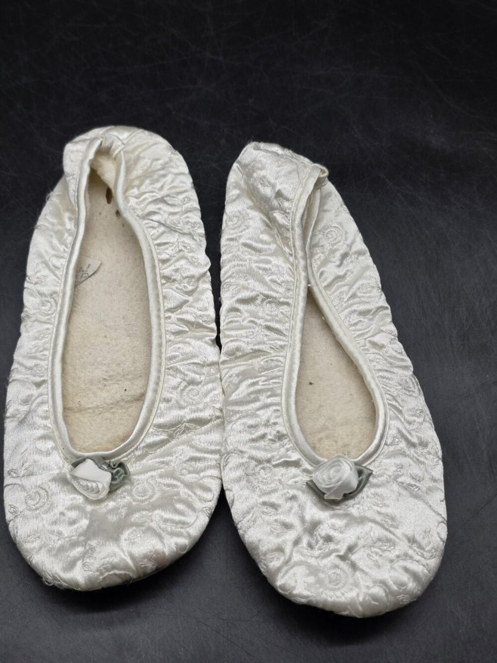Isotoner Slippers Shoes Womens Size Xs White Satin Floral Ballet House Damaged